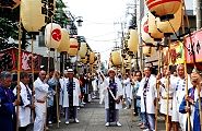 先導役総代が御幣抱え待つ。'11.06.05.