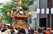 参道から出てきた本宮神輿。'11.06.05.