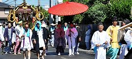 触れ太鼓と神職そして特大神輿の隊列。'11.07.17.