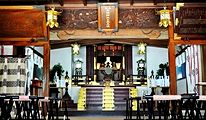 厳かな拝殿。'11.07.17.