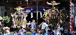 宮出し神事のため拝殿前参道に下りてきた二基。'11.07.17.