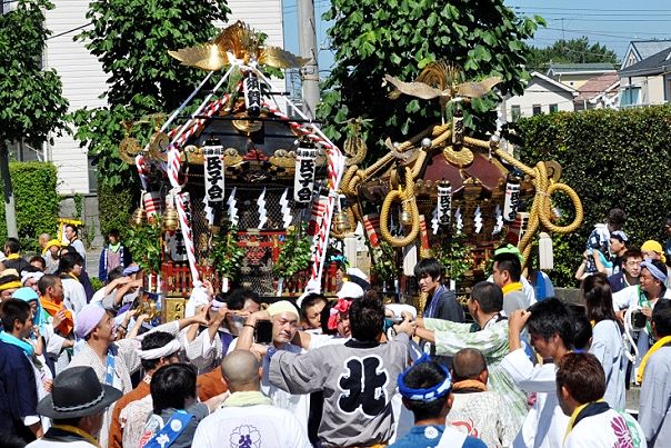 台車に乗った特大神輿が追いつき追い越す。'11.07.17.