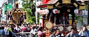 人形義経の顔が覗く山車。'11.07.10.