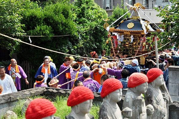 背中にドッコイ、そ〜りゃ〜を聞く大磯中丸の六地蔵。'11.07.03.