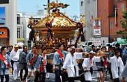 台車で悠然と現れた大神輿。'11.07.09.