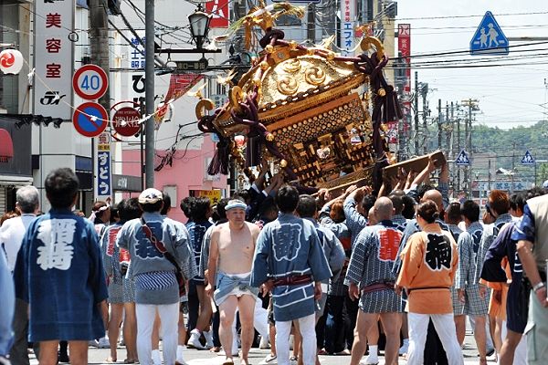 差し上げも八剱の大神輿重たすぎて一気には上げられない。'11.07.09.