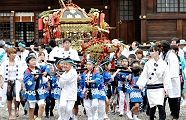 子供神輿が先導する上町。'11.07.23.