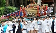 笛や拍子木で囃し立てる。'11.07.23.