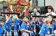 元気な上町の担ぎ手。'11.07.23.
