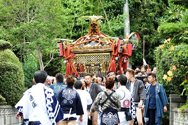宮山台から下りてくる御本社の宮本。'11.07.23.