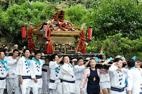 宮山台の生い茂る竹藪の坂道を下る八王子社の駒札上町。11.07.23.