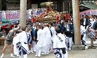 横棒が鳥居ぎりぎり。'11.07.23.