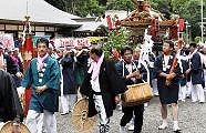 子供神輿含め全ての神輿に付く賽銭役。'11.07.23.