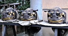 子供祭りに使われていた獅子頭。'11.07.23.