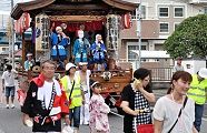 殿を勤める屋台山車。'11.08.03.