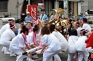 女神輿も神輿揉みの所作は同じ。'11.08.03.