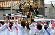 差しも綺麗に決める女神輿。'11.08.03.