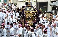 白丁で参集する氏子衆が担ぐ。'11.08.03.