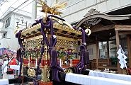 台座4尺の神輿が御仮殿前で出御祭を待つ。'11.08.03.