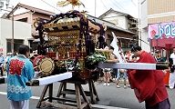 御幣かざし引き下がりにじり寄る宮司。'11.08.03.
