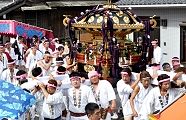 御仮殿前の屋台を掻き分けて渡御。'11.08.03.