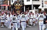 担いだままだご接待から給水受ける担ぎ手。'11.08.03.