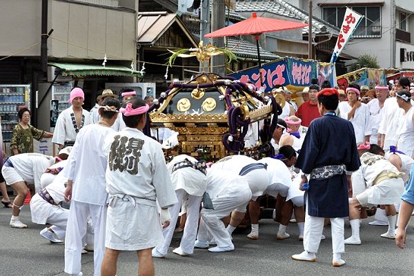 検見川神社独特の神輿揉みの切り揉み。'11.08.03.