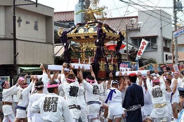 渡御路の要所要所で披露する神輿揉みの差し。'11.08.03.