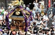 大鳳凰を四方から紐で支える。'11.08.15.