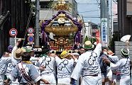 路地中渡御から広い車道に顔を出す。'11.08.15.