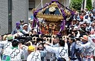 路地中でも押し合い続く。'11.08.15.