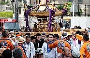 旧道に出てほっとする担ぎ手。'11.08.07.