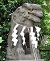 細長の表情の狛犬。'11.08.07.