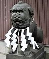 独特の形相の明治13年建立の狛犬。'11.08.07.