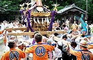 社殿前での担ぎ挨拶。'11.08.07.