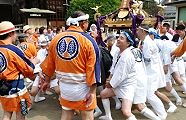 境内で神輿下げてから差す神輿揉み。'11.08.07.