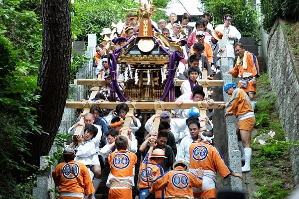 難関の急石段降ろしで渡御が始まる。11.08.07.