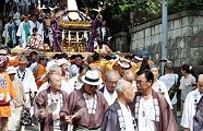 参道入口へ顔を出した神輿。'11.08.07.