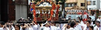 鶴見東口駅前通りを悠然と渡御。'11.07.24.