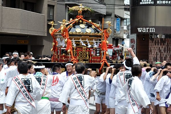 掛け声もホイッサーホイサと勇ましく参道から出てきた宮神輿。'11.07.24.
