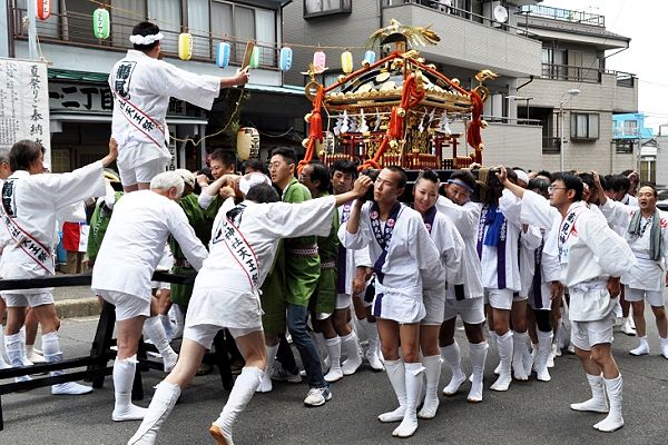 移送トラックからお神酒所までの短い神輿揉み。11.07.24.