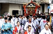 神職と手古舞が先導。11.07.24.