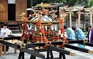 真横のJR東海道車輛通過も静けさあり。'11.07.24.