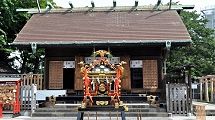 簡素な社殿前に鎮座する神輿。'11.07.24.