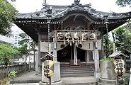 石垣の上に建つ道祖神社。'11.08.20.