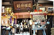 氏子と宮神輿が鎮座する。