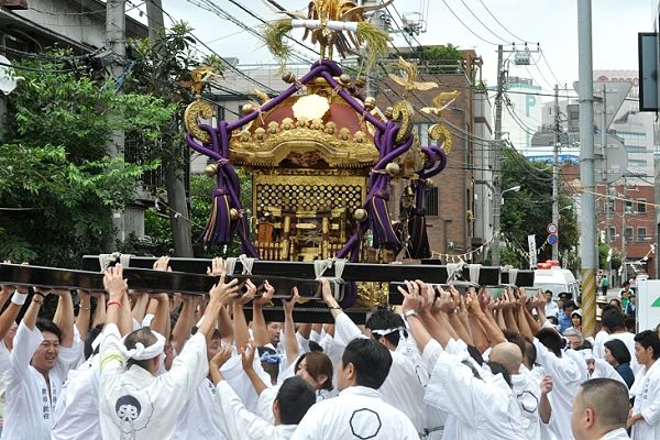 渡御の要所で行う神輿揉みの差し上げ。'11.08.20.