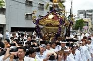 休息で体力復活したのか担ぎ手達。'11.08.20.