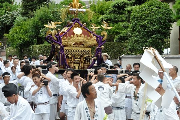 宮神輿を先棒で担げる嬉しさなのか笑顔。'11.08.20.