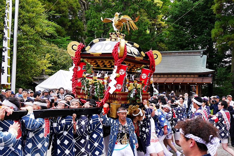 拝殿前での神輿揉み'16.04.22.